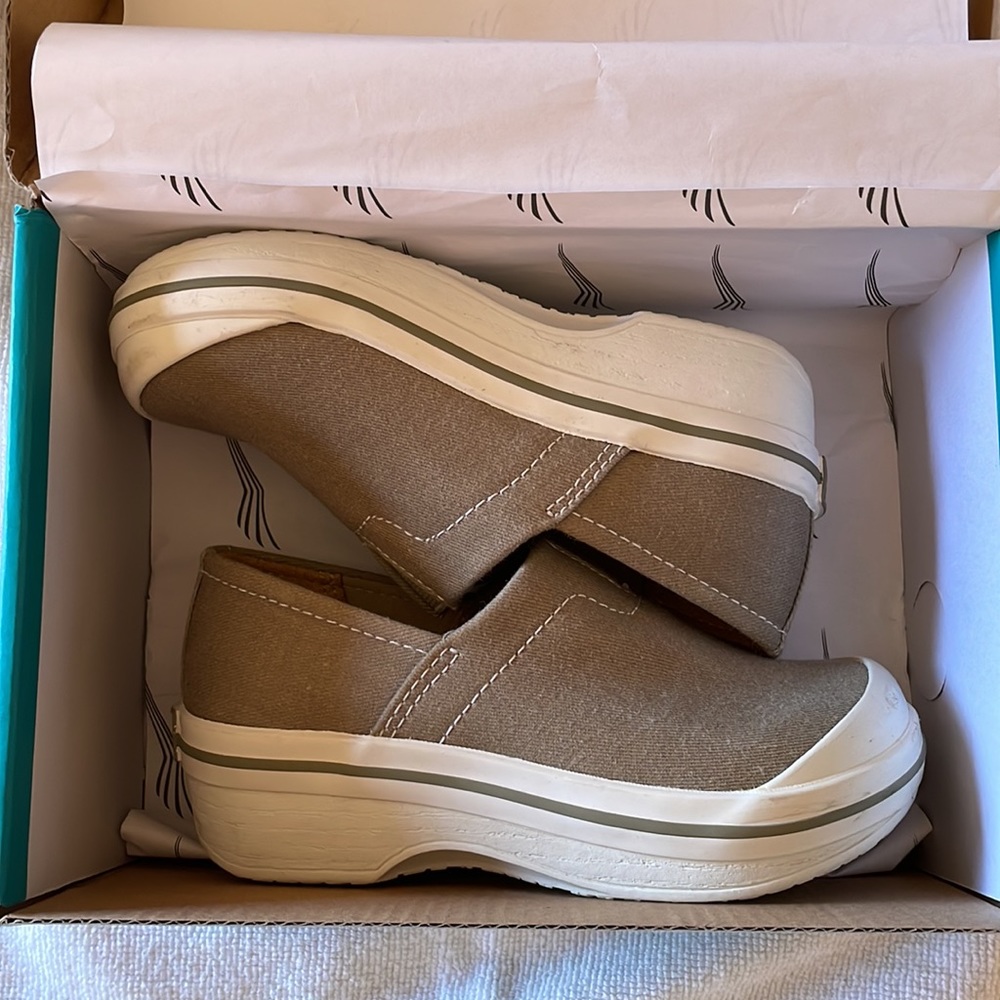 Dansko Vesta Canvas Sand colored shoes size 27
